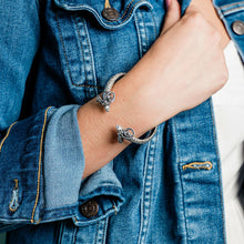 Load image into Gallery viewer, B305on1