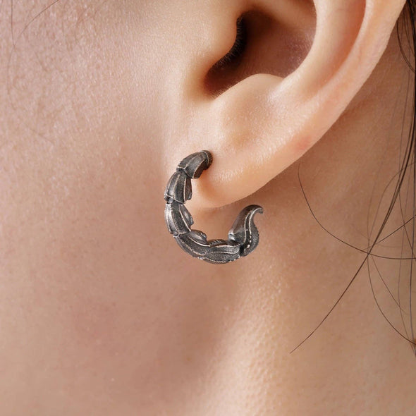 Coppertist.wu - Scorpion Tail Earrings: Oxidized Silver
